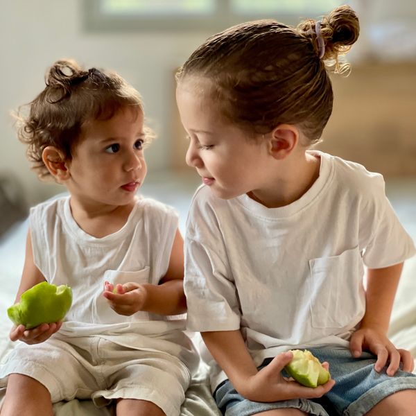 אריאל ויונתן אוכלים תפוח