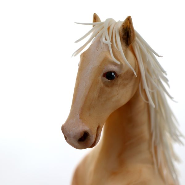 סוס עומד בעל מבנה של 4 רגליים מפוסל בבצק סוכר בעבודת יד